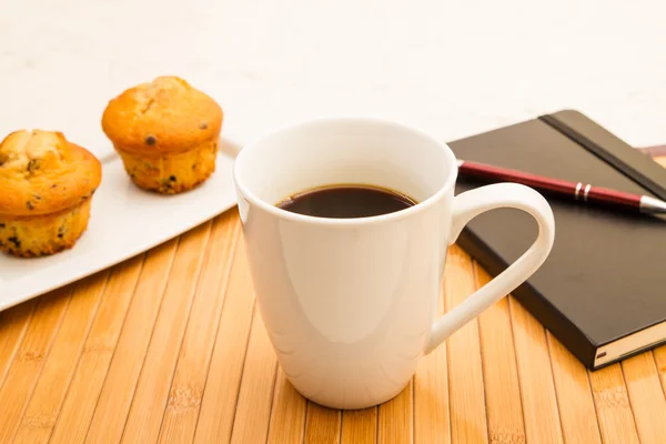 Vainilla con chips de chocolate Muffins con una taza de café —  Fotos de Stock