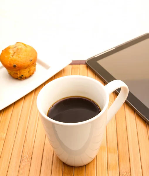 Vainilla con chips de chocolate Muffins con una taza de café — Foto de Stock