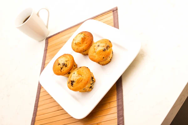 Baunilha com bolinhos de chocolate Muffins com uma xícara de café — Fotografia de Stock