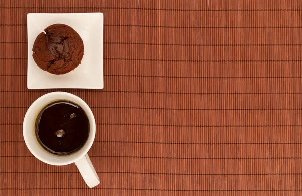 Schokoladenmuffins mit einer Tasse Kaffee — Stockfoto