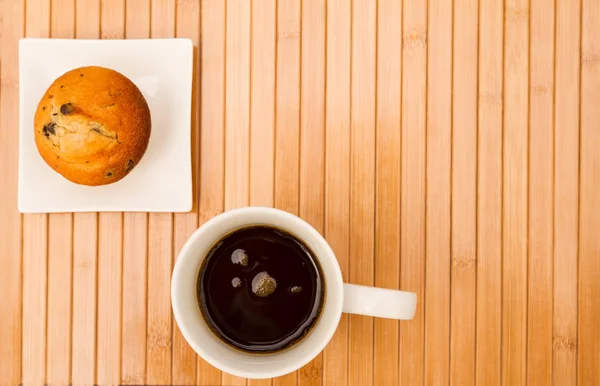 Vanilj med choklad chips muffins med en kopp kaffe — Stockfoto