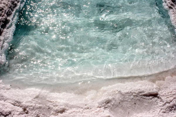 Nahaufnahme von Wasser auf einem Salzfeld — Stockfoto