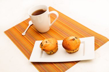 vanilya ve çikolata muffins çay ile patates kızartması.