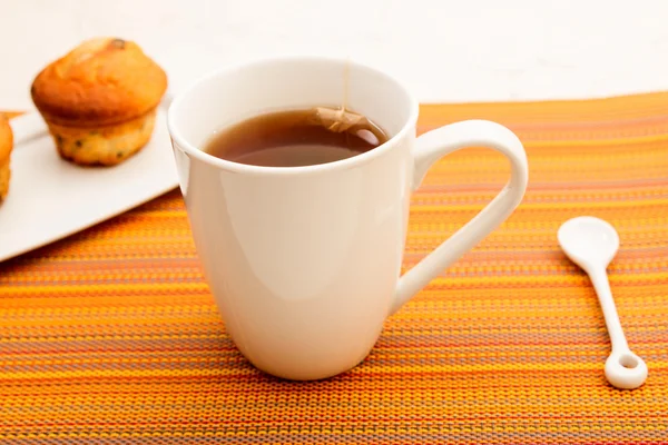 Vainilla con chips de chocolate Muffins con una taza de té —  Fotos de Stock
