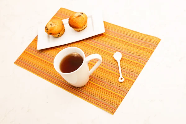 Vanille mit Schokoladenchips Muffins mit einer Tasse Tee — Stockfoto