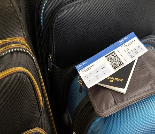 Flygbiljett, pass och bagage — Stockfoto
