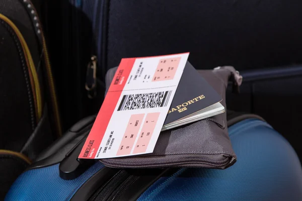 Bilety lotnicze, paszport i bagażu — Zdjęcie stockowe