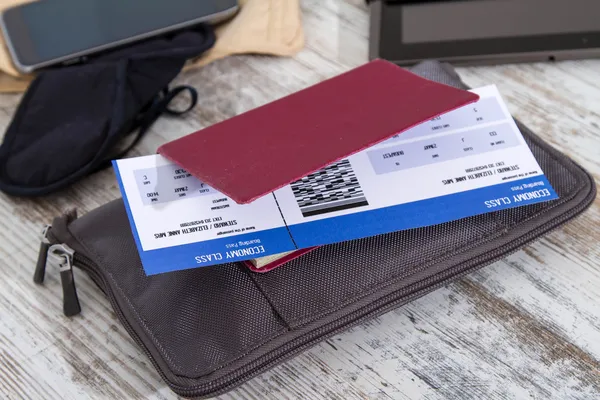 Авиабилет, паспорт и электроника — стоковое фото