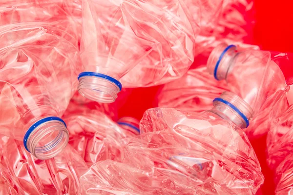 Klämde flaskor med vatten — Stockfoto