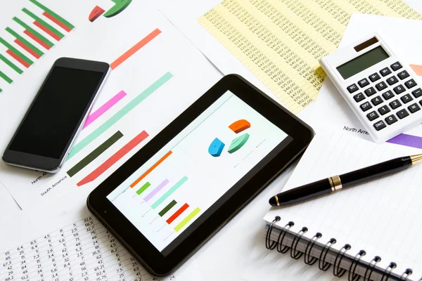 Analyzing graphics with the Tablet — Stock Photo, Image