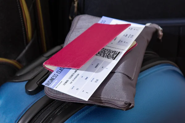 Авиабилет, паспорт и багаж — стоковое фото
