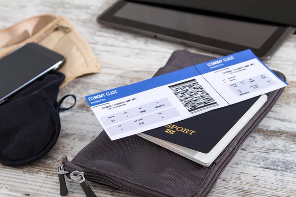 Авиабилет, паспорт и электроника — стоковое фото