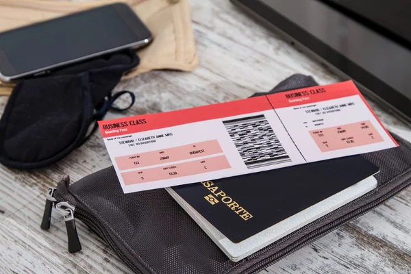 Vliegticket, paspoort en elektronica — Stockfoto