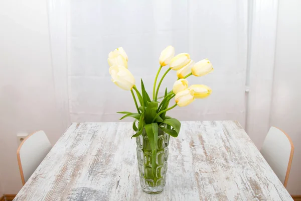 Tulipes sur un pot de verre — Photo