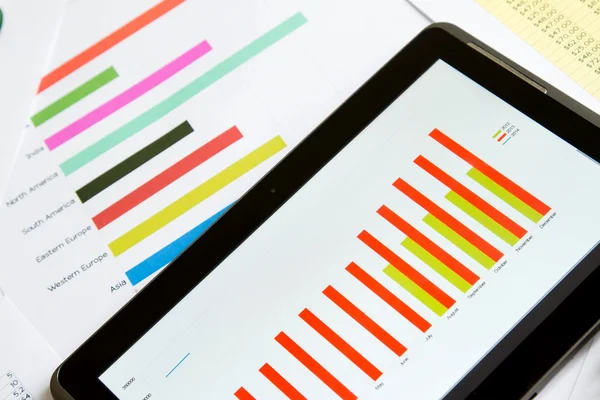 Analyzing graphics with the Tablet — Stock Photo, Image