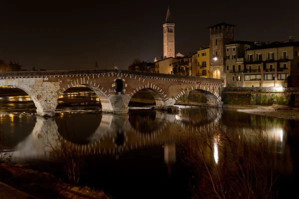 De adige rivier die door verona leidt — Stockfoto