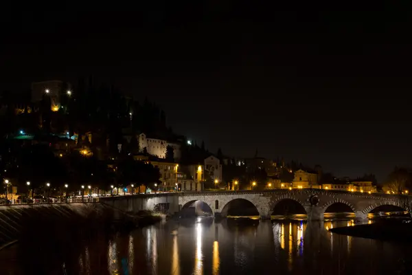 El río Adigio que conduce a través de Verona — Foto de Stock