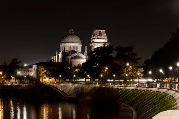 De adige rivier die door verona leidt — Stockfoto