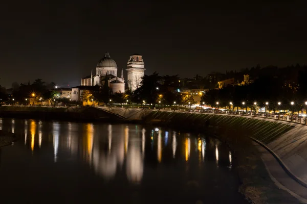 El río Adigio que conduce a través de Verona — Foto de Stock