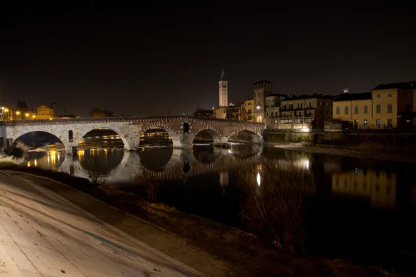 The Adige River that leads through Verona — Stock Photo, Image