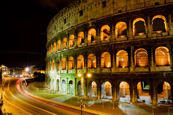 Colosseum door nacht, rome Italië — Stockfoto