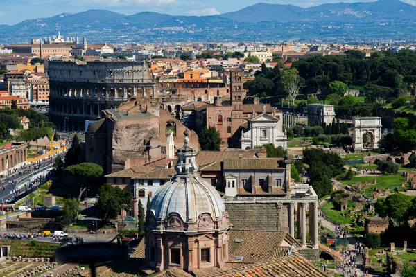 Panoramisch uitzicht van oude Romeinse ruïnes — Stockfoto