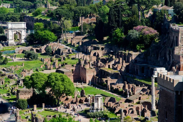 Panoramisch uitzicht van oude Romeinse ruïnes — Stockfoto