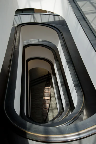 Зрелищная спиральная лестница — стоковое фото