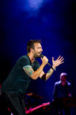 Cremonini, canlı arena'gerçekleştirir