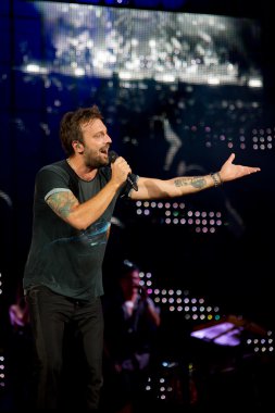 Cremonini, canlı arena'gerçekleştirir