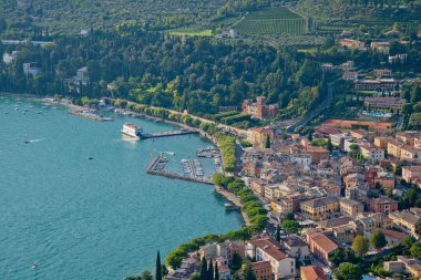 garda Gölü'nden tepede Panorama görüş