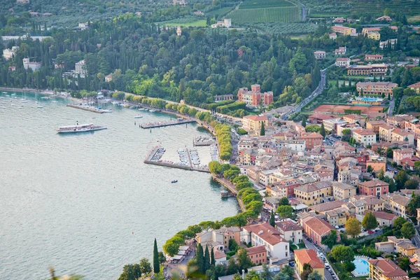 Panoramic view of the Garda Lake from the top of the hill — Stock Photo, Image