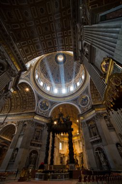 St. Peter's Basilica sunak üzerinde ışık demeti