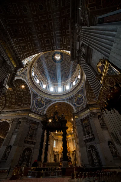 Fénysugár, az oltár, a Szent Péter-bazilika — Stock Fotó