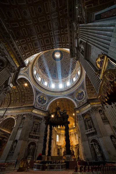 Paprsek světla na oltář v bazilice Svatého Petra — Stock fotografie