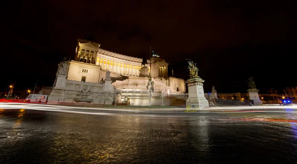 Ulusal Anıtı ve victor emmanuel II, gece — Stok fotoğraf