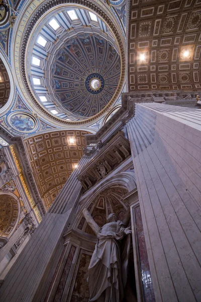 Потолок базилики С. Пьетро — стоковое фото