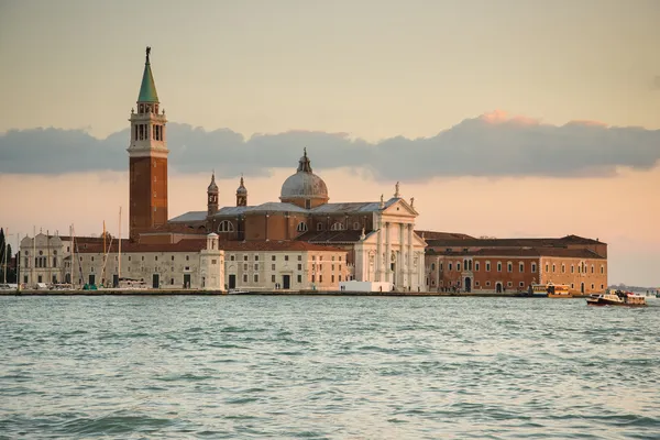 Lagune vénitienne avec bateaux et San Giorgio Maggiore vue aérienne — Photo