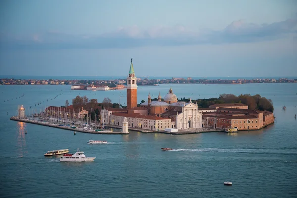 Laguny weneckiej z statków i san giorgio maggiore widok z lotu ptaka — Zdjęcie stockowe