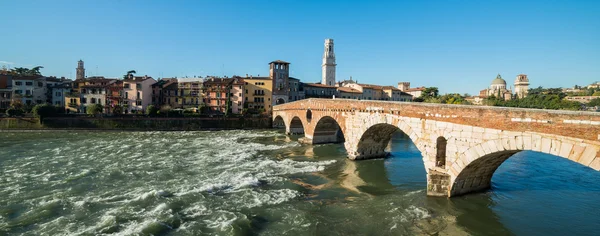 Ponte Pietra e o Rio Adige, Itália, Europa — Fotografia de Stock