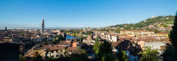 Ponte pietra ve nehir adige, İtalya, Avrupa — Stok fotoğraf