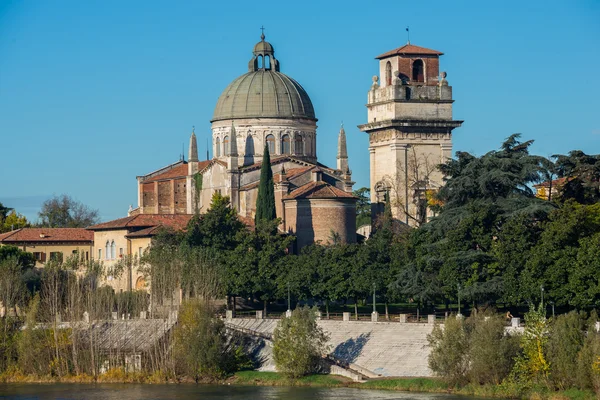 Iglesia de San Giorgio junto al río Adigio, Verona Italia — Foto de Stock