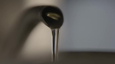 Sıcak su dökülüyor, kapatın.