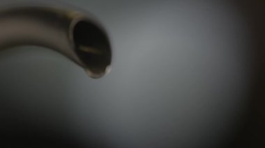 Sıcak su dökülüyor, kapatın.