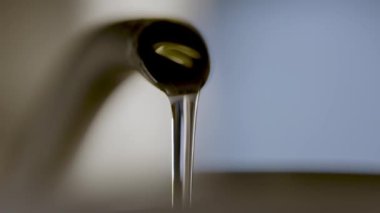 Sıcak su dökülüyor, kapatın.