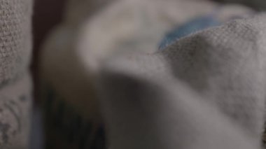 Kürekle kızarmadan önce çiğ kahve çekirdeğinin kalitesini test etmek