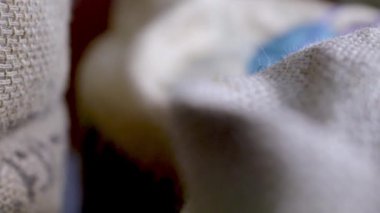 Kürekle kızarmadan önce çiğ kahve çekirdeğinin kalitesini test etmek