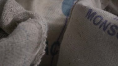Kızartmadan önce iyi kalite taze kahve.