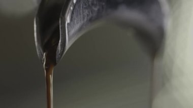 Kahve bardağa doluyor, yakın çekim.