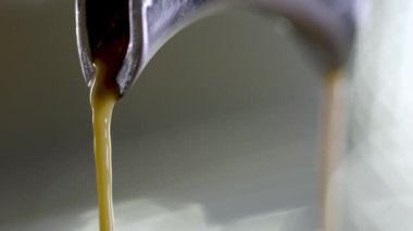 Kahve bardağa doluyor, yakın çekim.